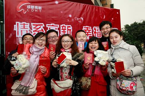 “萬年真愛日” 成都高新區(qū)扎堆結婚的新人們