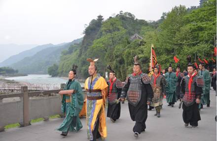著秦服燃高香 “李冰”今率眾官巡江