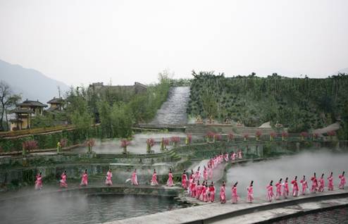 著秦服燃高香 “李冰”今率眾官巡江