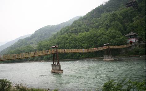 著秦服燃高香 “李冰”今率眾官巡江