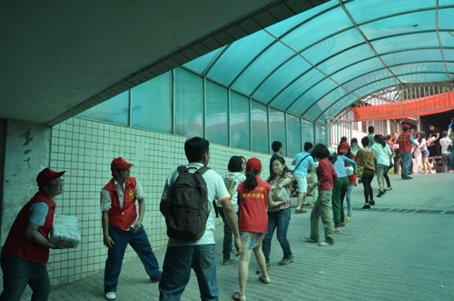 四川大學商學院EMBA“雪中送炭”情暖災區