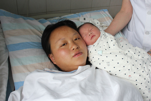 蘆山縣太平鎮震后首名女嬰降生