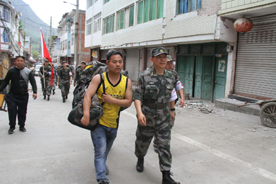 天降軍醫助太平 ——記成都軍區總醫院政委、抗震救災醫療隊隊長姚榕