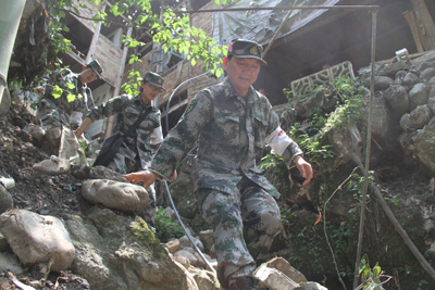 天降軍醫(yī)助太平 ——記成都軍區(qū)總醫(yī)院政委、抗震救災(zāi)醫(yī)療隊(duì)隊(duì)長(zhǎng)姚榕