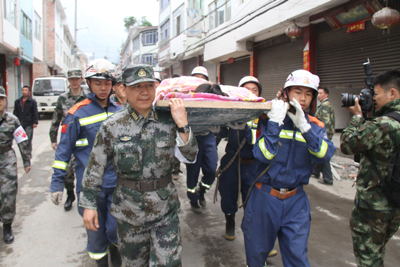 天降軍醫助太平 ——記成都軍區總醫院政委、抗震救災醫療隊隊長姚榕