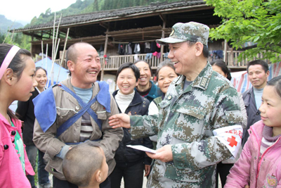 天降軍醫助太平 ——記成都軍區總醫院政委、抗震救災醫療隊隊長姚榕