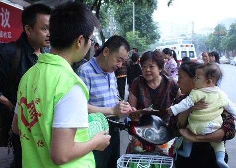 成都公交志愿者上街“廣征民意”促服務