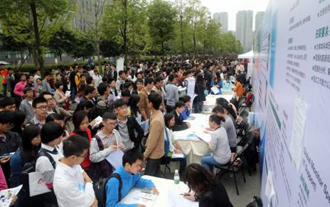 成都高新區啟動萬人校園招聘 對決史上“最難就業季” 招聘會現場