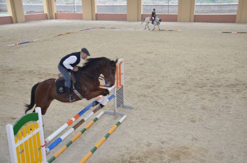 2013中國馬術節(jié)開幕在即 國際友人體驗馬術文化