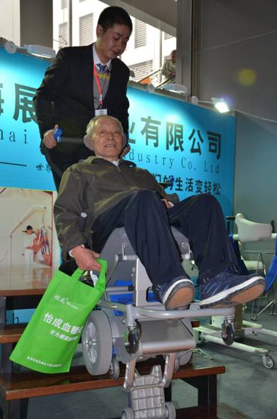 成都舉辦首屆殘博會(huì) 凸顯高科技、人性化