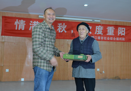 “長(zhǎng)壽果”送進(jìn)都江堰福利院 老人們吃獼猴桃過(guò)重陽(yáng)