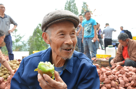 “長(zhǎng)壽果”送進(jìn)都江堰福利院 老人們吃獼猴桃過(guò)重陽(yáng)