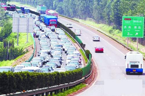 膠州灣高速堵車8公里 司機(jī)車上解決午餐(圖)