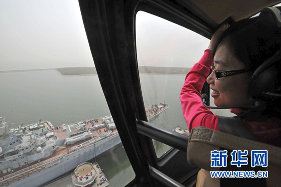 天津航母游覽直升機(jī)載客首飛