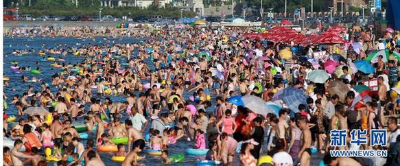 多地遭遇高溫天——青島海濱浴場成“人海”