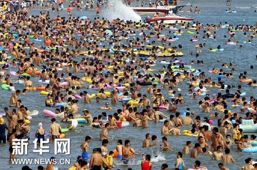 青島：游客海灘“下餃子”