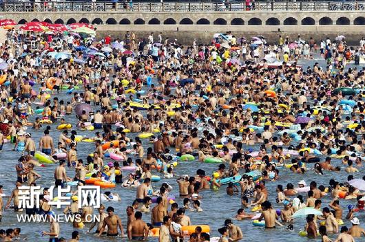 青島：游客海灘“下餃子”