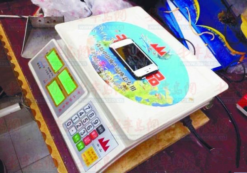 “老工商”曲樂(lè)勇成了中山路的“放心秤”