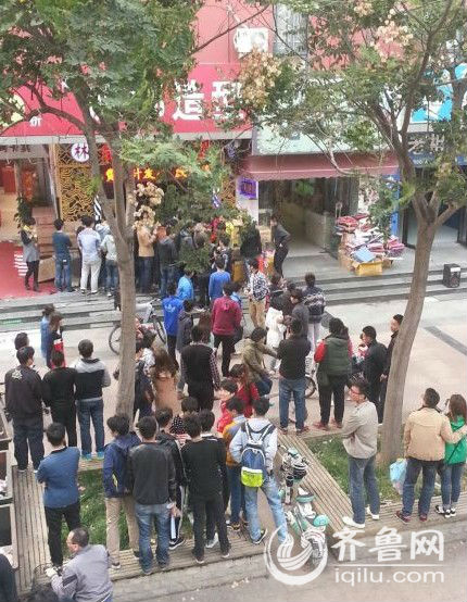 網(wǎng)友稱濟(jì)南長清大學(xué)城一黑發(fā)廊被砸 警方:正在調(diào)查