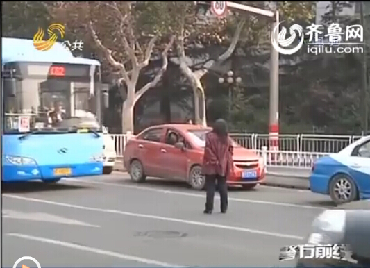 山東煙臺:疑似精神病女子馬路中央起舞 攔車大罵行人