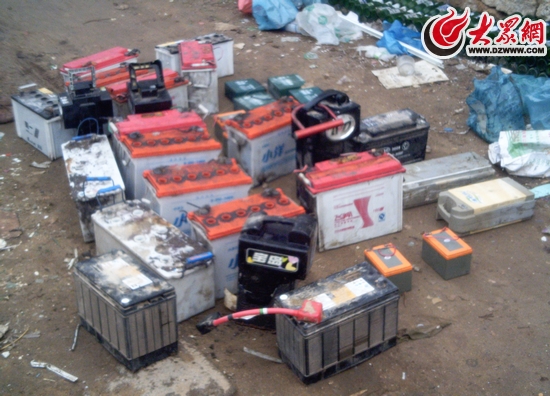 日照倆男子專(zhuān)盜車(chē)輛電瓶 3塊錢(qián)一斤賣(mài)給廢品站