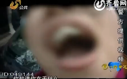 煙臺：妻子違章撒潑被強(qiáng)制帶走 丈夫稱我救你出來