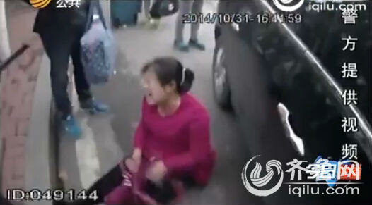 煙臺：妻子違章撒潑被強(qiáng)制帶走 丈夫稱我救你出來