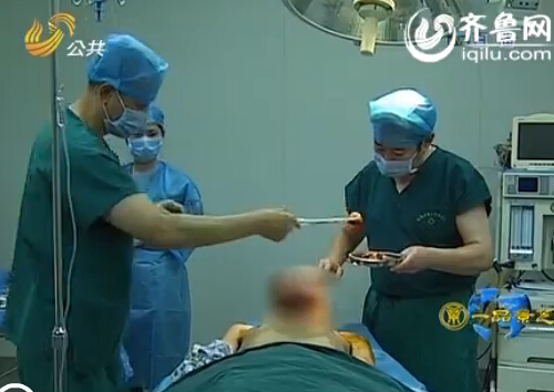 濟南:男子嘴唇長瘤50年未醫治 唇部腫脹比臉大