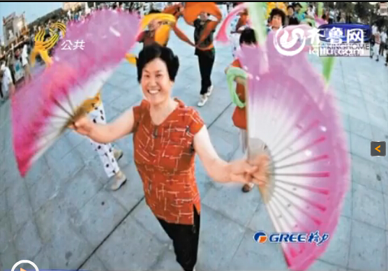 德州廣場舞大媽PK敲大鼓大爺 上演地盤“爭奪戰”