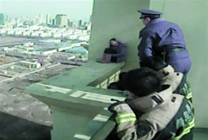 男友提分手女子爬33樓自殺 過于激動昏厥