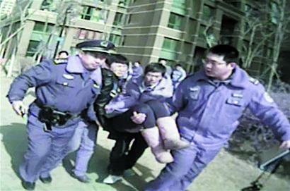 男友提分手女子爬33樓自殺 過于激動昏厥