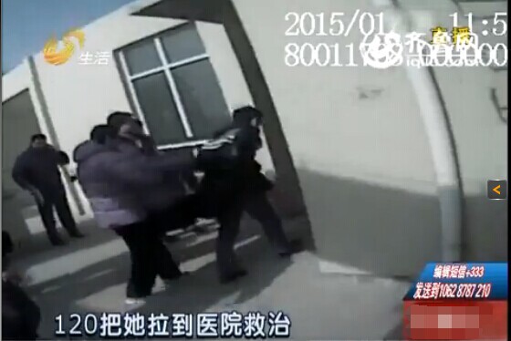 青島:女子失戀登33樓欲輕生 男友跪地哀求救得女子