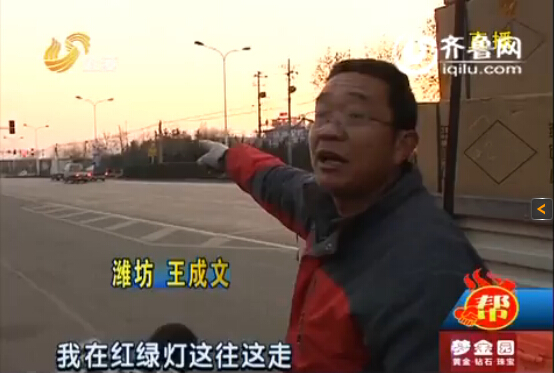 濰坊司機掉14箱鞋子遭哄搶 拾遺者不舍還鞋現場大哭