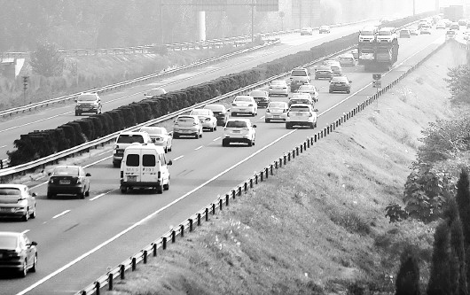 濟青高速南線車少北線常擁堵 跑一趟南線多花200元