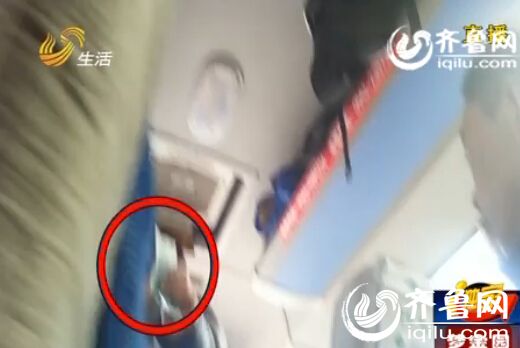 春運(yùn)“回鄉(xiāng)路”安全隱患多：長(zhǎng)途客車超載站外上下客