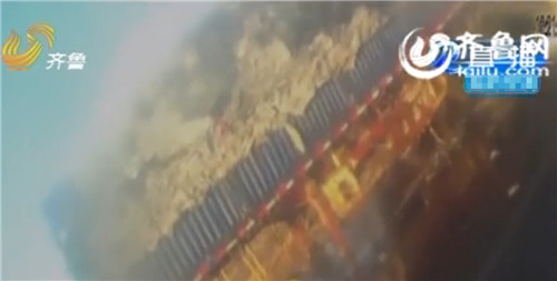 煙臺(tái):大貨車裝載35噸廢紙半路起火 致高速堵車兩公里