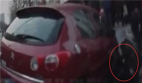 監控實拍招遠醉酒男子碰瓷過程:車沒到就提前倒下