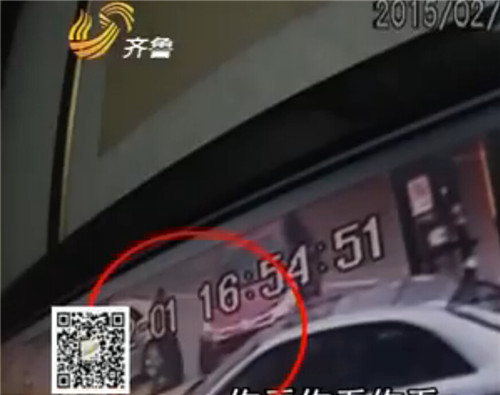 監控實拍招遠醉酒男子碰瓷過程:車沒到就提前倒下