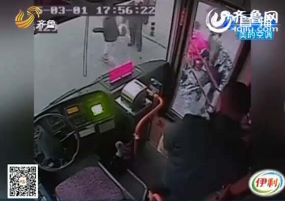 監控:不讓嗑瓜子 青島仨小伙大鬧公交車毆打司機
