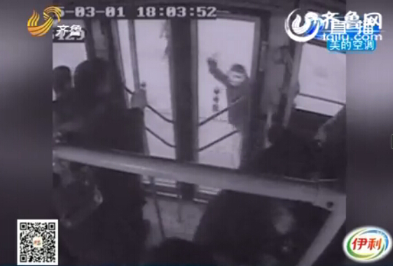 監控:不讓嗑瓜子 青島仨小伙大鬧公交車毆打司機
