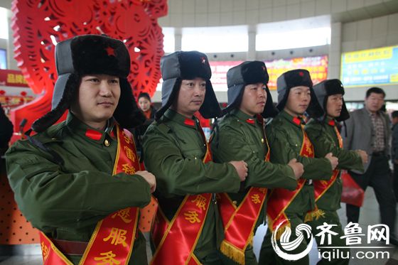“雷鋒站隊“驚現(xiàn)濟南 著軍裝戴雷鋒帽做好事不留名