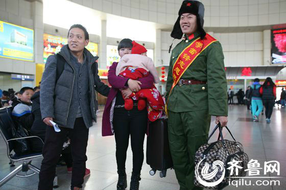 “雷鋒站隊“驚現(xiàn)濟南 著軍裝戴雷鋒帽做好事不留名