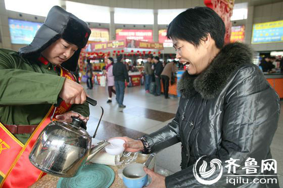 “雷鋒站隊“驚現(xiàn)濟南 著軍裝戴雷鋒帽做好事不留名