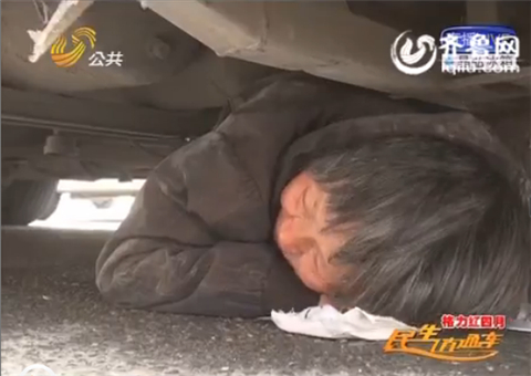 濟南泉城廣場頻見老人鉆車底 原是受騙“求關注”