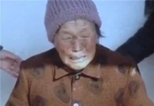 單縣老年公寓老人被管理員糞便抹臉 院方稱系試用工