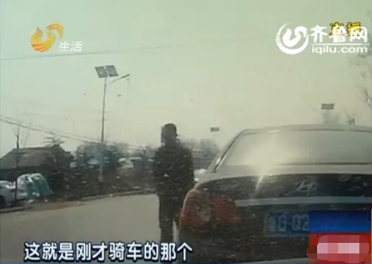 監(jiān)控實(shí)拍：濰坊大膽飛車賊中午在街邊砸車窗盜竊