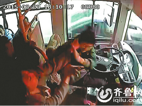 女子想從后門上公交 濟南女司機開門稍遲遭暴打(圖)