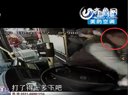 女子想從后門上公交 濟南女司機開門稍遲遭暴打(圖)