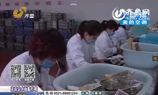 青島退休職工領獨生子女費 收來20斤8000元零錢