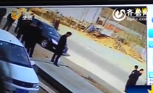 濰坊一搬運工干活時意外死亡 家屬堵門燒紙掛白布